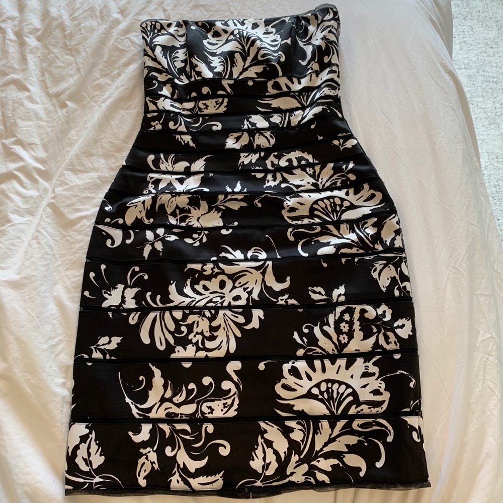 WGITE HOUSE BLACK MARKET Strapless dress